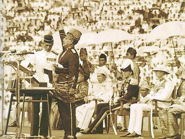 Tunku Abdul Rahman melaungkan Merdeka 1957